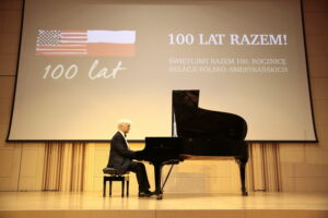 Recital fortepianowy na stulecie stosunków dyplomatycznych Polski i USA. Amerykański pianista Neal Larrabee / Marzena Mąkosa / Radio Kielce