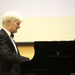 Recital fortepianowy na stulecie stosunków dyplomatycznych Polski i USA. Amerykański pianista Neal Larrabee / Marzena Mąkosa / Radio Kielce