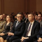 Recital fortepianowy na stulecie stosunków dyplomatycznych Polski i USA. Na zdjęciu (od lewej): płk Paweł Chabielski - dowódca CPdMZ, Agata Wojtyszek - wojewoda świętokrzyski, B. Bix Aliu - konsul generalny i Bogdan Wenta - prezydent Kielc / Marzena Mąkosa / Radio Kielce