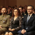 Recital fortepianowy na stulecie stosunków dyplomatycznych Polski i USA. Na zdjęciu (od lewej): płk Paweł Chabielski - dowódca CPdMZ, Agata Wojtyszek - wojewoda świętokrzyski i B. Bix Aliu - konsul generalny / Marzena Mąkosa / Radio Kielce