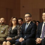 Recital fortepianowy na stulecie stosunków dyplomatycznych Polski i USA. Na zdjęciu (od lewej): płk Paweł Chabielski - dowódca CPdMZ, Agata Wojtyszek - wojewoda świętokrzyski, B. Bix Aliu - konsul generalny i Bogdan Wenta - prezydent Kielc / Marzena Mąkosa / Radio Kielce