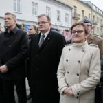 Uruchomienie zegara z kurantem na dawnym budynku Straży Ogniowej. Na zdjęciu (od lewej): Bogdan Wenta - prezydent Kielc, Jan Józef Kasprzyk -  szef Urzędu do Spraw Kombatantów i Osób Represjonowanych, Agata Wojtyszek - wojewoda świętokrzyski / Marzena Mąkosa / Radio Kielce