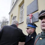 Uruchomienie zegara z kurantem na dawnym budynku Straży Ogniowej. Odsłonięcie pamiątkowej tablicy przez wojewodę Agatę Wojtyszek, Jana Józefa Kasprzyka - szefa Urzędu do Spraw Kombatantów i Osób Represjonowanych i prezydenta Kielc Bogdana Wentę / Marzena Mąkosa / Radio Kielce