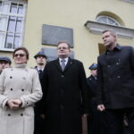 Uruchomienie zegara z kurantem na dawnym budynku Straży Ogniowej. Na zdjęciu (od lewej): Agata Wojtyszek - wojewoda świętokrzyski, Jan Józef Kasprzyk - szef Urzędu do Spraw Kombatantów i Osób Represjonowanych,  Bogdan Wenta - prezydent Kielc  / Marzena Mąkosa / Radio Kielce