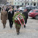 Uruchomienie zegara z kurantem na dawnym budynku Straży Ogniowej. Kwiaty składa Jan Józef Kasprzyk, szef Urzędu do Spraw Kombatantów i Osób Represjonowanych / Marzena Mąkosa / Radio Kielce