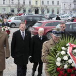 Uruchomienie zegara z kurantem na dawnym budynku Straży Ogniowej. Kwiaty składa Jan Józef Kasprzyk, szef Urzędu do Spraw Kombatantów i Osób Represjonowanych / Marzena Mąkosa / Radio Kielce