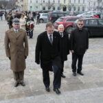 Uruchomienie zegara z kurantem na dawnym budynku Straży Ogniowej. Kwiaty składa Jan Józef Kasprzyk, szef Urzędu do Spraw Kombatantów i Osób Represjonowanych / Marzena Mąkosa / Radio Kielce