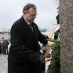 Uruchomienie zegara z kurantem na dawnym budynku Straży Ogniowej. Kwiaty składa Jan Józef Kasprzyk, szef Urzędu do Spraw Kombatantów i Osób Represjonowanych / Marzena Mąkosa / Radio Kielce