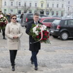 Uruchomienie zegara z kurantem na dawnym budynku Straży Ogniowej. Kwiaty składają Agata Wojtyszek - wojewoda świętokrzyski i Krzysztof Słoń - senator RP / Marzena Mąkosa / Radio Kielce