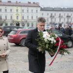 Uruchomienie zegara z kurantem na dawnym budynku Straży Ogniowej. Kwiaty składają Agata Wojtyszek - wojewoda świętokrzyski i Krzysztof Słoń - senator RP / Marzena Mąkosa / Radio Kielce