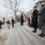 Uruchomienie zegara z kurantem na dawnym budynku Straży Ogniowej. Kwiaty składa prezydent Kielc Bogdan Wenta / Marzena Mąkosa / Radio Kielce