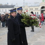 Uruchomienie zegara z kurantem na dawnym budynku Straży Ogniowej. Złożenie kwiatów pod pomnikiem marszałka Józefa Piłsudskiego  / Marzena Mąkosa / Radio Kielce