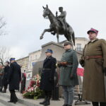 Uruchomienie zegara z kurantem na dawnym budynku Straży Ogniowej. Złożenie kwiatów pod pomnikiem marszałka Józefa Piłsudskiego  / Marzena Mąkosa / Radio Kielce
