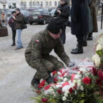 Uruchomienie zegara z kurantem na dawnym budynku Straży Ogniowej. Złożenie kwiatów pod pomnikiem marszałka Józefa Piłsudskiego  / Marzena Mąkosa / Radio Kielce