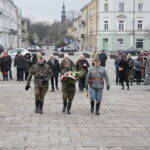 Uruchomienie zegara z kurantem na dawnym budynku Straży Ogniowej. Złożenie kwiatów pod pomnikiem marszałka Józefa Piłsudskiego  / Marzena Mąkosa / Radio Kielce