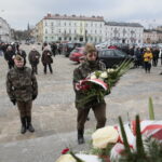Uruchomienie zegara z kurantem na dawnym budynku Straży Ogniowej. Złożenie kwiatów pod pomnikiem marszałka Józefa Piłsudskiego  / Marzena Mąkosa / Radio Kielce