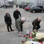 Uruchomienie zegara z kurantem na dawnym budynku Straży Ogniowej. Złożenie kwiatów pod pomnikiem marszałka Józefa Piłsudskiego  / Marzena Mąkosa / Radio Kielce