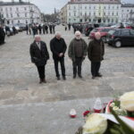 Uruchomienie zegara z kurantem na dawnym budynku Straży Ogniowej. Złożenie kwiatów pod pomnikiem marszałka Józefa Piłsudskiego  / Marzena Mąkosa / Radio Kielce