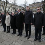 Złożenie kwiatów pod pomnikiem marszałka Józefa Piłsudskiego  / Marzena Mąkosa / Radio Kielce