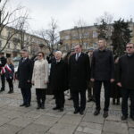 Złożenie kwiatów pod pomnikiem marszałka Józefa Piłsudskiego  / Marzena Mąkosa / Radio Kielce