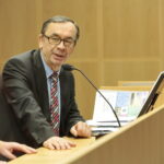 Inauguracja Akademickiego Klubu Myśli Politycznej. Spotkanie z profesorem Kazimierzem Kikiem w Centrum Przedsiębiorczości i Biznesu UJK. Na zdjęciu: prof Kazimierz Kik / Marzena Mąkosa / Radio Kielce