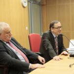 Inauguracja Akademickiego Klubu Myśli Politycznej. Spotkanie z profesorem Kazimierzem Kikiem w Centrum Przedsiębiorczości i Biznesu UJK. Na zdjęciu (od lewej): prof Jerzy Jaskiernia i prof Kazimierz Kik / Marzena Mąkosa / Radio Kielce