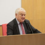 Inauguracja Akademickiego Klubu Myśli Politycznej. Spotkanie z profesorem Kazimierzem Kikiem w Centrum Przedsiębiorczości i Biznesu UJK. Na zdjęciu: prof Jerzy Jaskiernia / Marzena Mąkosa / Radio Kielce