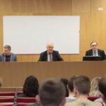 Inauguracja Akademickiego Klubu Myśli Politycznej. Spotkanie z profesorem Kazimierzem Kikiem w Centrum Przedsiębiorczości i Biznesu UJK. Na zdjęciu (od lewej): dr Tomasz Chrząstek, prof Jerzy Jaskiernia i prof Kazimierz Kik / Marzena Mąkosa / Radio Kielce