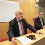 Inauguracja Akademickiego Klubu Myśli Politycznej. Spotkanie z profesorem Kazimierzem Kikiem w Centrum Przedsiębiorczości i Biznesu UJK. Na zdjęciu (od lewej): prof Jerzy Jaskiernia i prof Kazimierz Kik / Marzena Mąkosa / Radio Kielce