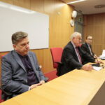 Inauguracja Akademickiego Klubu Myśli Politycznej. Spotkanie z profesorem Kazimierzem Kikiem w Centrum Przedsiębiorczości i Biznesu UJK. Na zdjęciu (od lewej): dr Tomasz Chrząstek, prof Jerzy Jaskiernia i prof Kazimierz Kik / Marzena Mąkosa / Radio Kielce