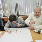 Warsztaty. Słuchacze Staropolskiego Uniwersytetu III Wieku tworzyli drzewa genealogiczne swoich rodzin / Marzena Mąkosa / Radio Kielce