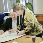 Warsztaty. Słuchacze Staropolskiego Uniwersytetu III Wieku tworzyli drzewa genealogiczne swoich rodzin / Marzena Mąkosa / Radio Kielce