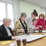 Warsztaty. Słuchacze Staropolskiego Uniwersytetu III Wieku tworzyli drzewa genealogiczne swoich rodzin / Marzena Mąkosa / Radio Kielce