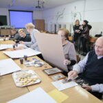 Warsztaty. Słuchacze Staropolskiego Uniwersytetu III Wieku tworzyli drzewa genealogiczne swoich rodzin / Marzena Mąkosa / Radio Kielce