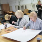 Warsztaty. Słuchacze Staropolskiego Uniwersytetu III Wieku tworzyli drzewa genealogiczne swoich rodzin / Marzena Mąkosa / Radio Kielce