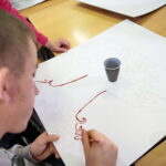 Warsztaty. Słuchacze Staropolskiego Uniwersytetu III Wieku tworzyli drzewa genealogiczne swoich rodzin / Marzena Mąkosa / Radio Kielce