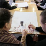 Warsztaty. Słuchacze Staropolskiego Uniwersytetu III Wieku tworzyli drzewa genealogiczne swoich rodzin / Marzena Mąkosa / Radio Kielce