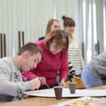 Warsztaty. Słuchacze Staropolskiego Uniwersytetu III Wieku tworzyli drzewa genealogiczne swoich rodzin / Marzena Mąkosa / Radio Kielce