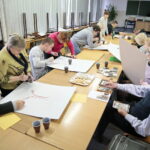 Warsztaty. Słuchacze Staropolskiego Uniwersytetu III Wieku tworzyli drzewa genealogiczne swoich rodzin / Marzena Mąkosa / Radio Kielce