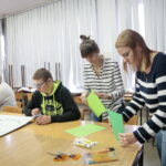 Warsztaty. Słuchacze Staropolskiego Uniwersytetu III Wieku tworzyli drzewa genealogiczne swoich rodzin / Marzena Mąkosa / Radio Kielce