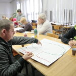 Warsztaty. Słuchacze Staropolskiego Uniwersytetu III Wieku tworzyli drzewa genealogiczne swoich rodzin / Marzena Mąkosa / Radio Kielce