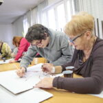 Warsztaty. Słuchacze Staropolskiego Uniwersytetu III Wieku tworzyli drzewa genealogiczne swoich rodzin / Marzena Mąkosa / Radio Kielce