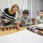 Warsztaty. Słuchacze Staropolskiego Uniwersytetu III Wieku tworzyli drzewa genealogiczne swoich rodzin / Marzena Mąkosa / Radio Kielce