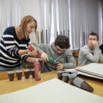 Warsztaty. Słuchacze Staropolskiego Uniwersytetu III Wieku tworzyli drzewa genealogiczne swoich rodzin / Marzena Mąkosa / Radio Kielce