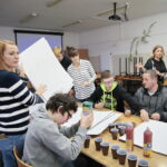 Warsztaty. Słuchacze Staropolskiego Uniwersytetu III Wieku tworzyli drzewa genealogiczne swoich rodzin / Marzena Mąkosa / Radio Kielce