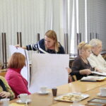 Warsztaty. Słuchacze Staropolskiego Uniwersytetu III Wieku tworzyli drzewa genealogiczne swoich rodzin / Marzena Mąkosa / Radio Kielce