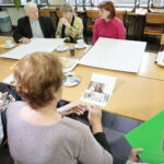 Warsztaty. Słuchacze Staropolskiego Uniwersytetu III Wieku tworzyli drzewa genealogiczne swoich rodzin / Marzena Mąkosa / Radio Kielce