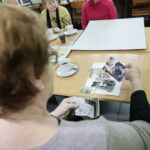Warsztaty. Słuchacze Staropolskiego Uniwersytetu III Wieku tworzyli drzewa genealogiczne swoich rodzin / Marzena Mąkosa / Radio Kielce