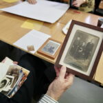 Warsztaty. Słuchacze Staropolskiego Uniwersytetu III Wieku tworzyli drzewa genealogiczne swoich rodzin / Marzena Mąkosa / Radio Kielce