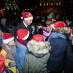 Choinka na kieleckim Rynku. Na zdjęciu Bogdan Wenta - prezydent Kielc  / Marzena Mąkosa / Radio Kielce